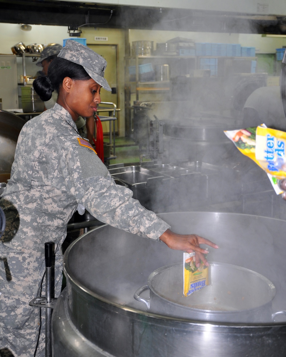 US Army Soldiers eat well during Orient Shield 14