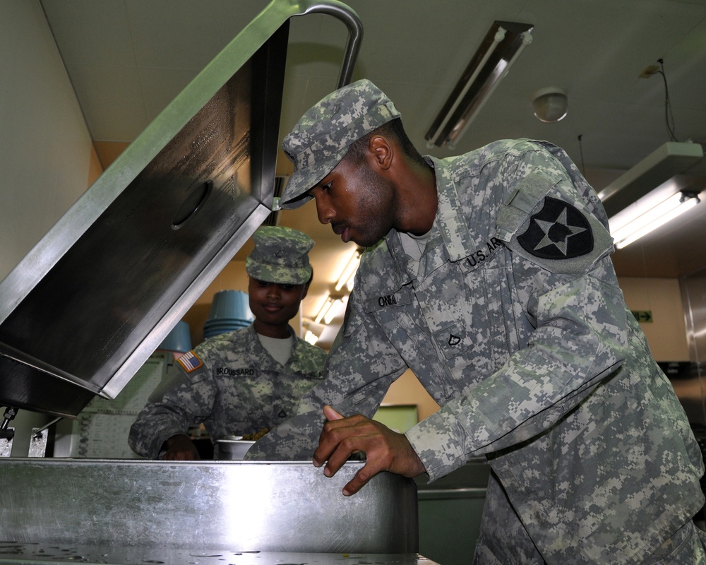 US Army Soldiers eat well during Orient Shield 14