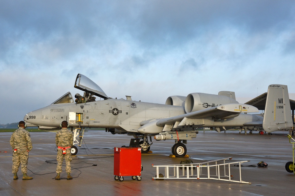Crew chiefs launch an A-10 Thunderbolt II from Selfridge