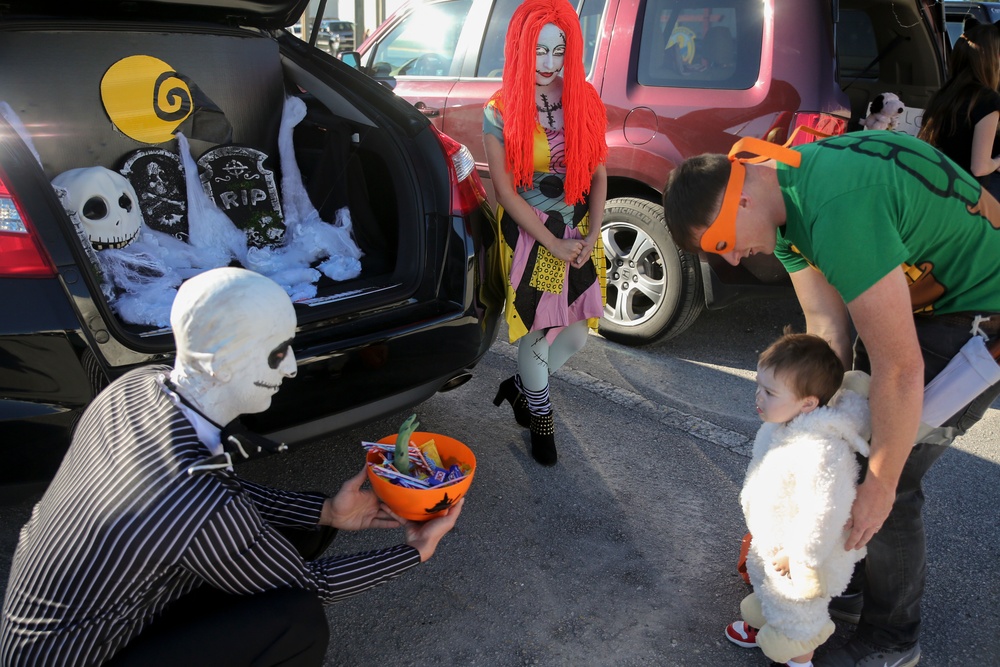 MALS-29 families go 'trunk-or-treating'