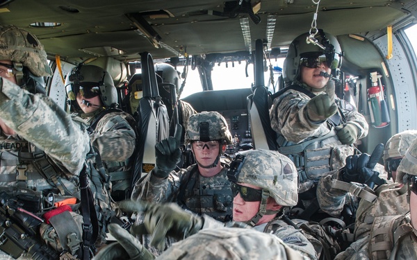 Pathfinders teach White Currahee scouts tactical fast rope techniques