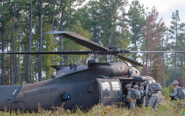 Pathfinders teach White Currahee scouts tactical fast rope techniques