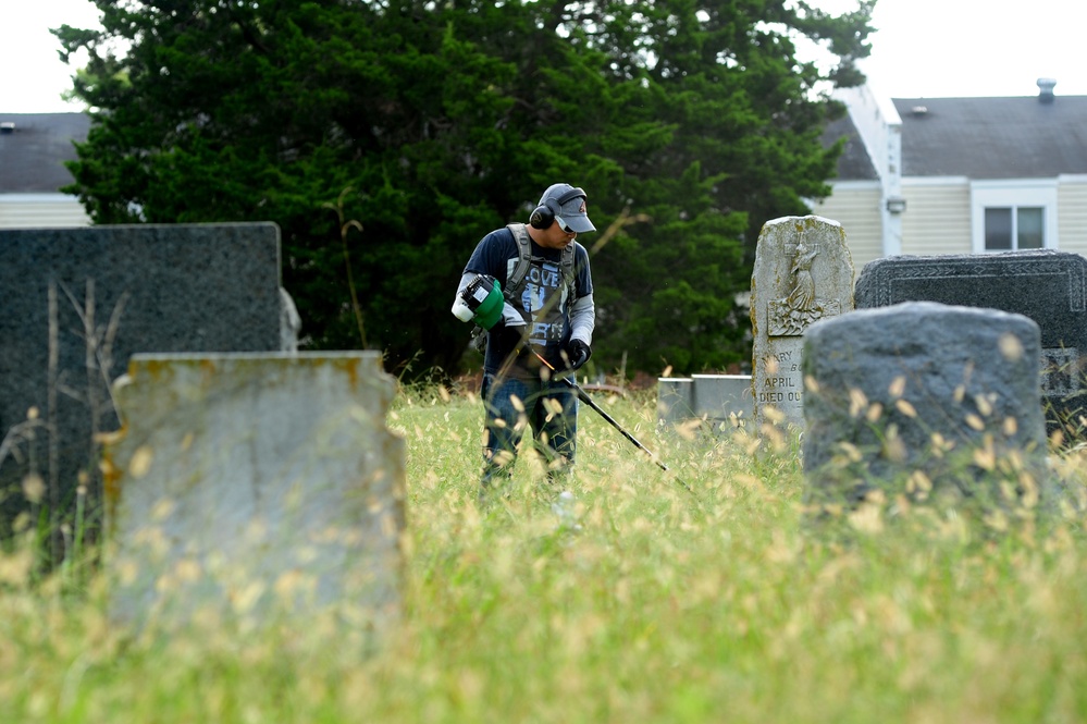 Veterans give Oakland Cemetery facelift