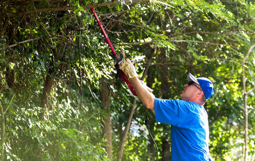 Veterans give Oakland Cemetery facelift