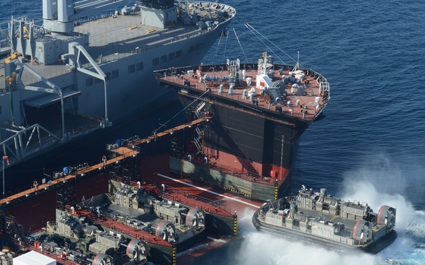 LCAC, MLP, USNS Montford