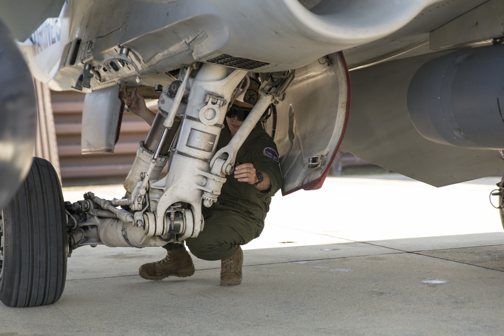 VMFA(AW)-533 powerliners keep planes flying during KMEP 14-13