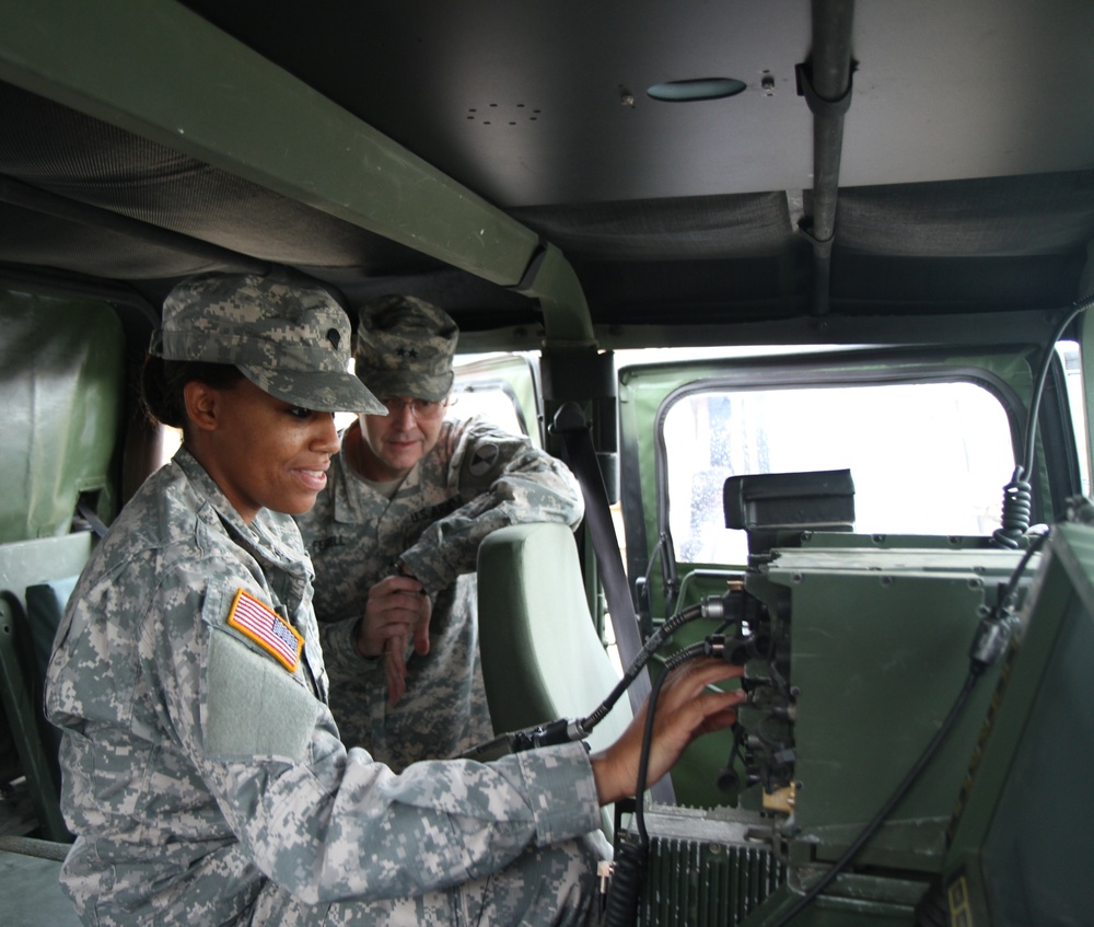 7ID CG, Maj. Gen. Ferrell, visits Thunderbolt Soldiers