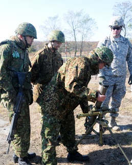 JGSDF, US Army share mortar tactics during Orient Shield 14