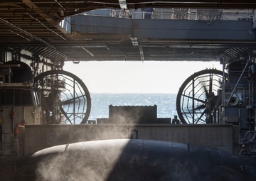 LCAC 30 departs USS Germantown