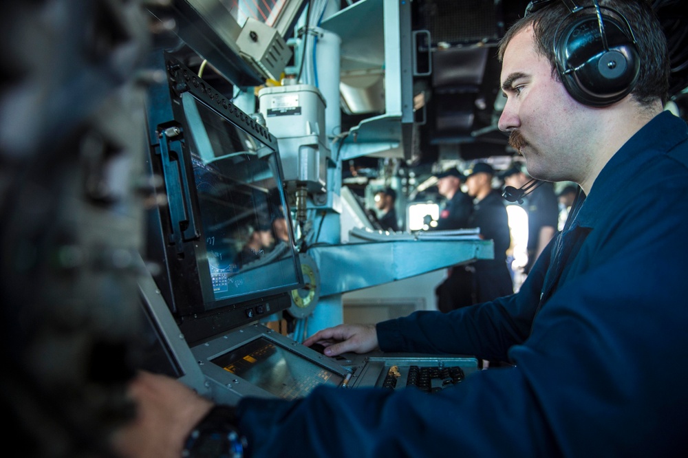 USS Mustin enters port in Cambodia