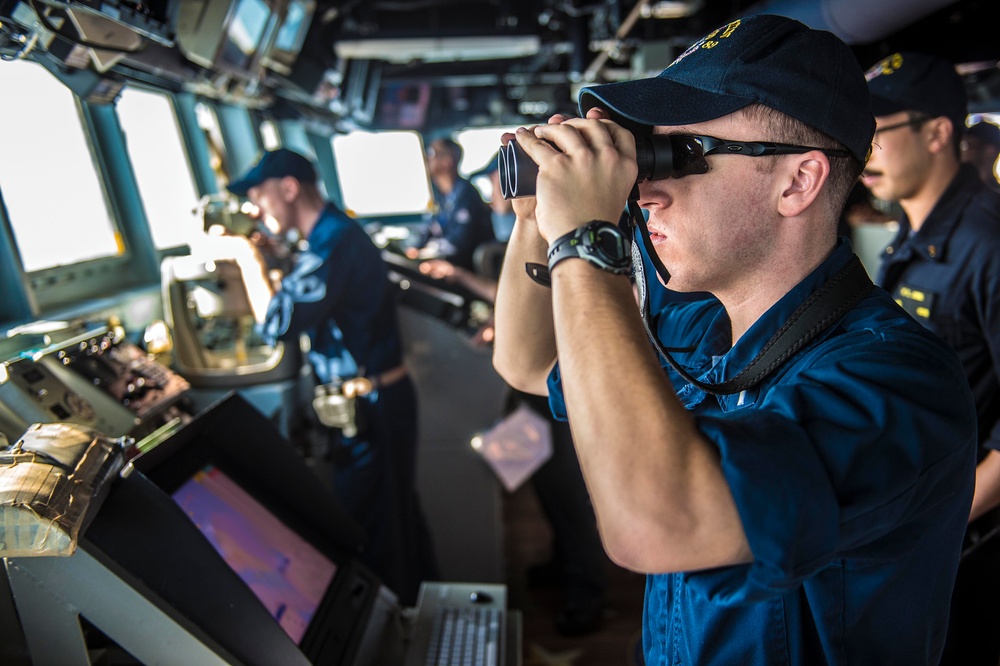 USS Mustin enters port in Cambodia