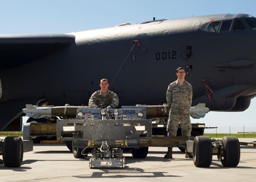 Meet your GSC team: 5 AMXS weapon load crew