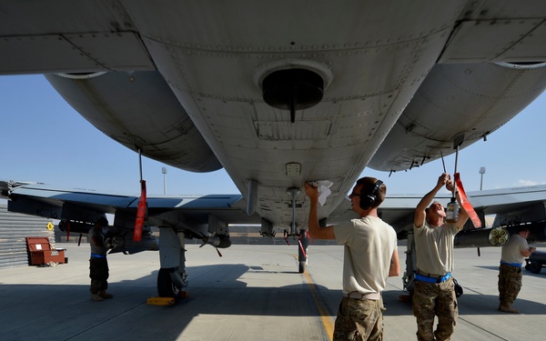Tactical aircraft maintainers keep ’em flying