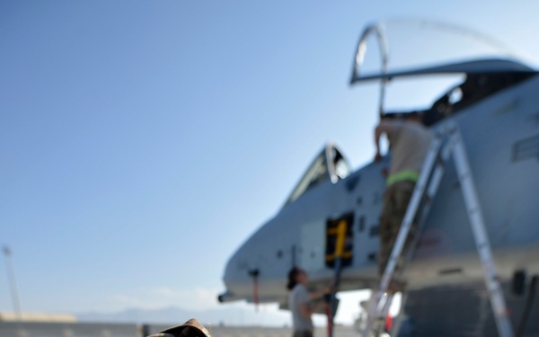 Tactical aircraft maintainers keep ’em flying