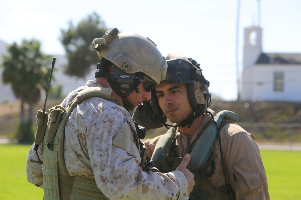 Joint Terminal Attack Controller Marines conduct simulated extraction mission