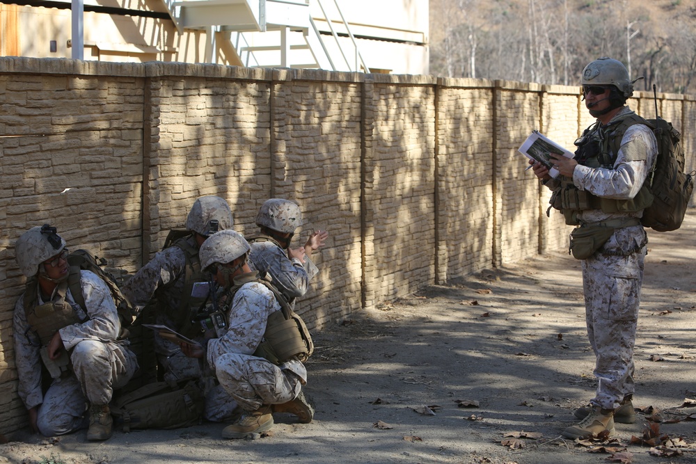 Joint Terminal Attack Controller Marines conduct simulated extraction mission