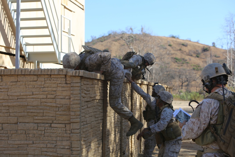 Joint Terminal Attack Controller Marines conduct simulated extraction mission