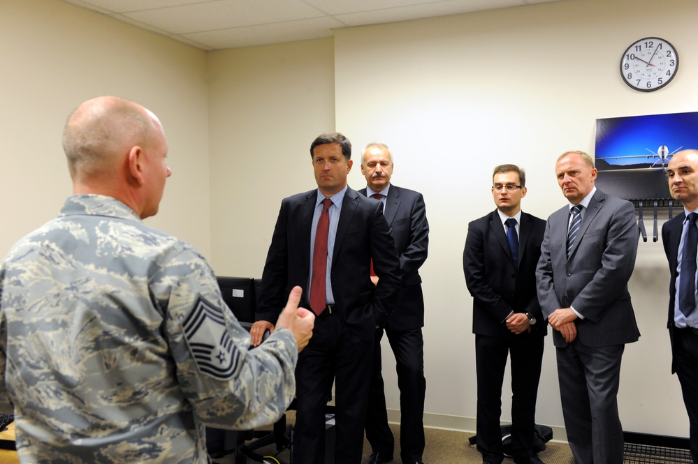 Polish minister visits New York Air National Guard