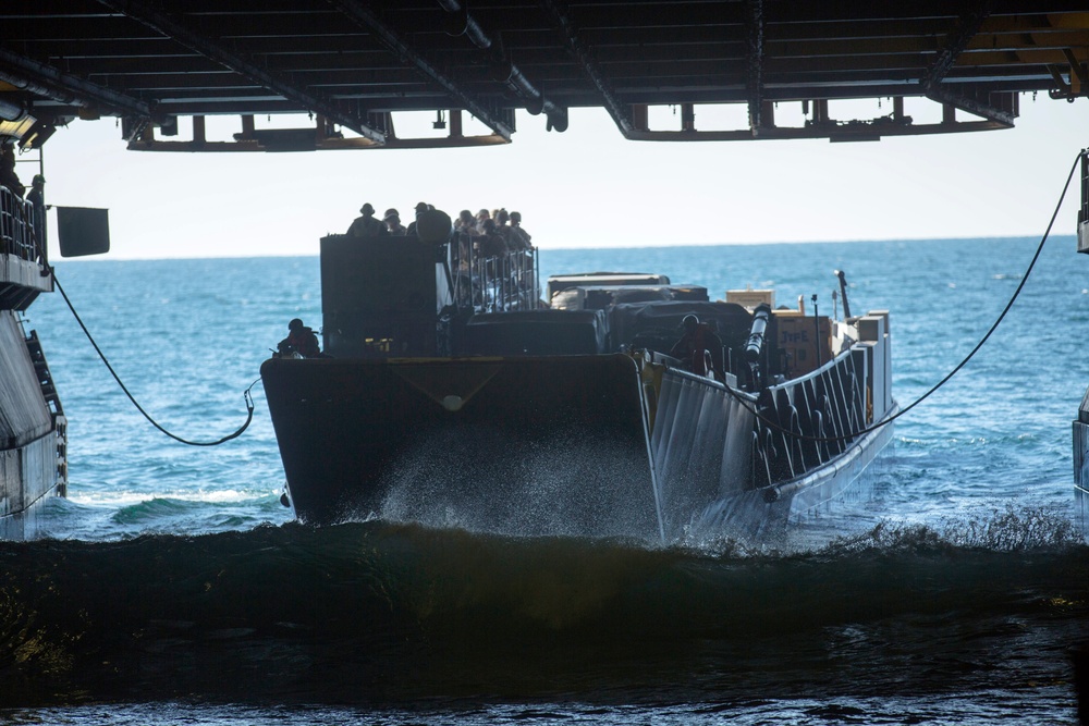 LCUs offload Marines to end COMPTUEX