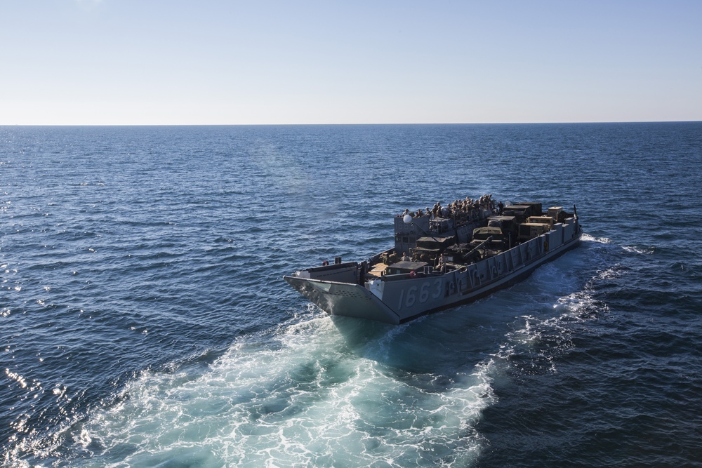 LCUs offload Marines to end COMPTUEX