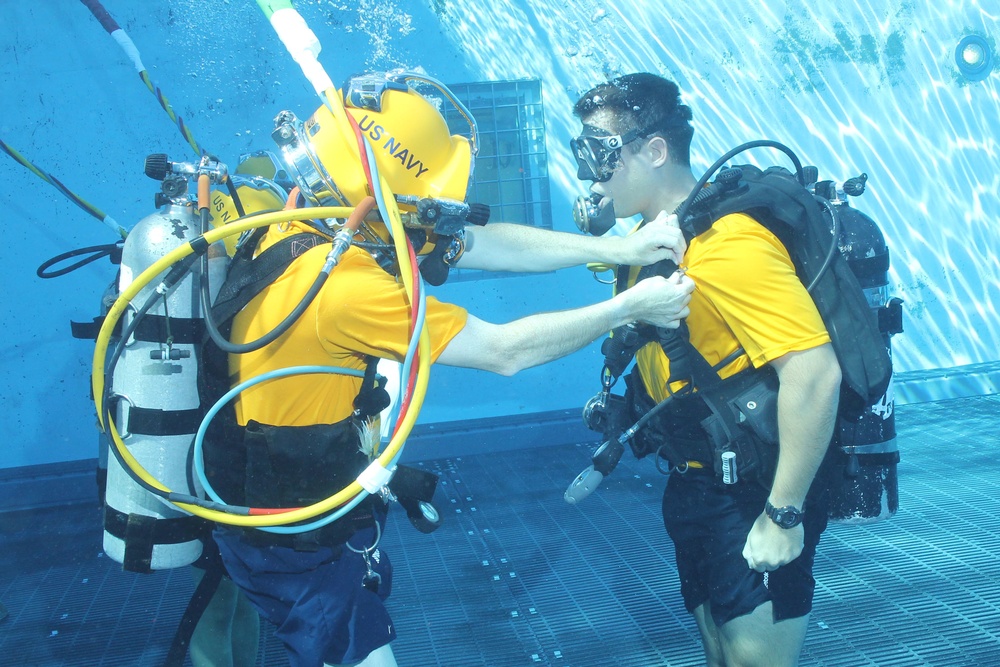 Navy diver receives Navy and Marine Corps Achievement Medal