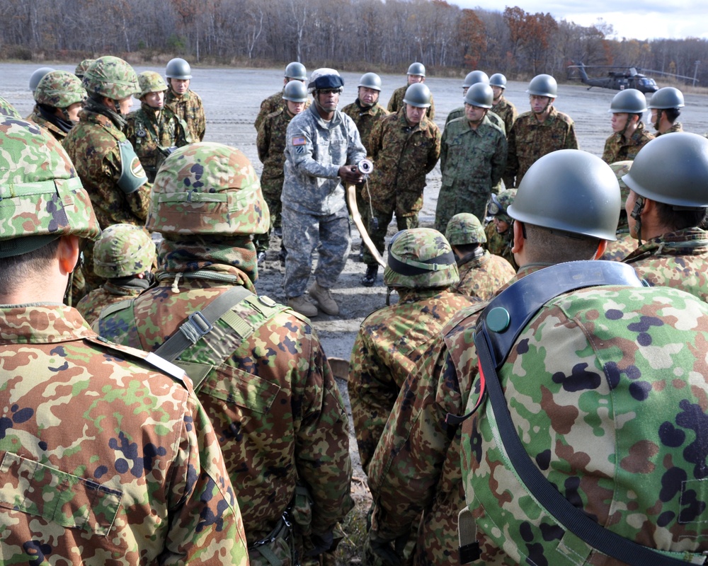 US and Japanese aviation refuelers demonstrate techniques during Orient Shield 14