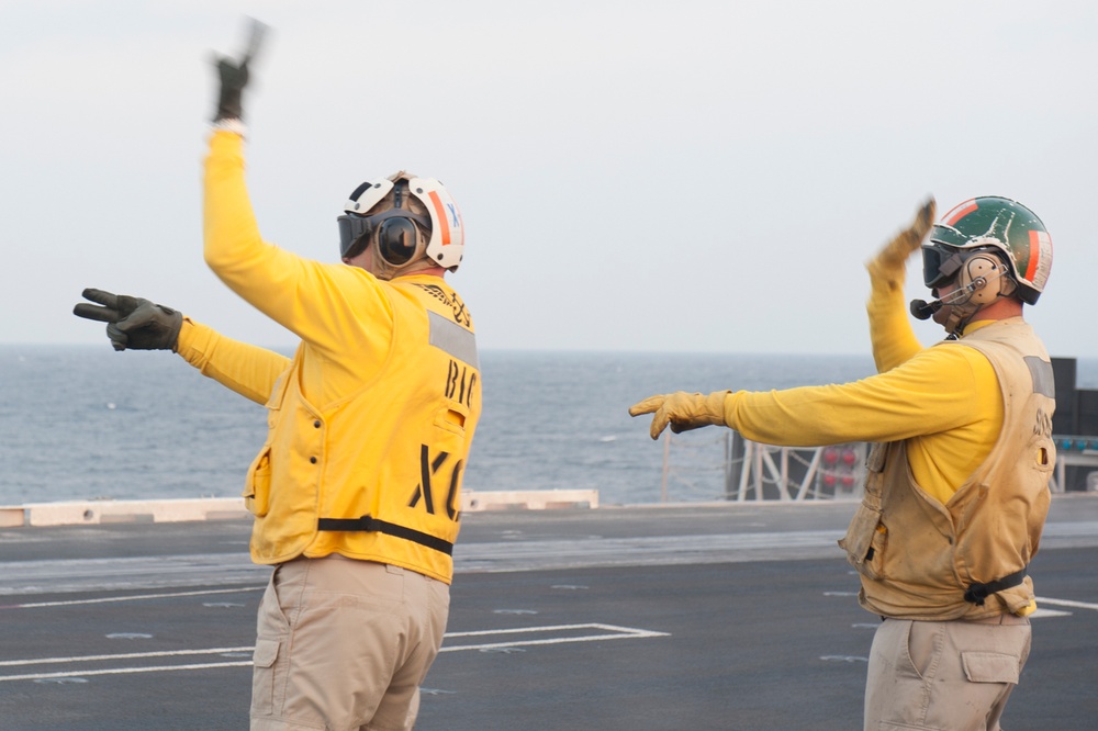 USS Carl Vinson EO directs aircraft