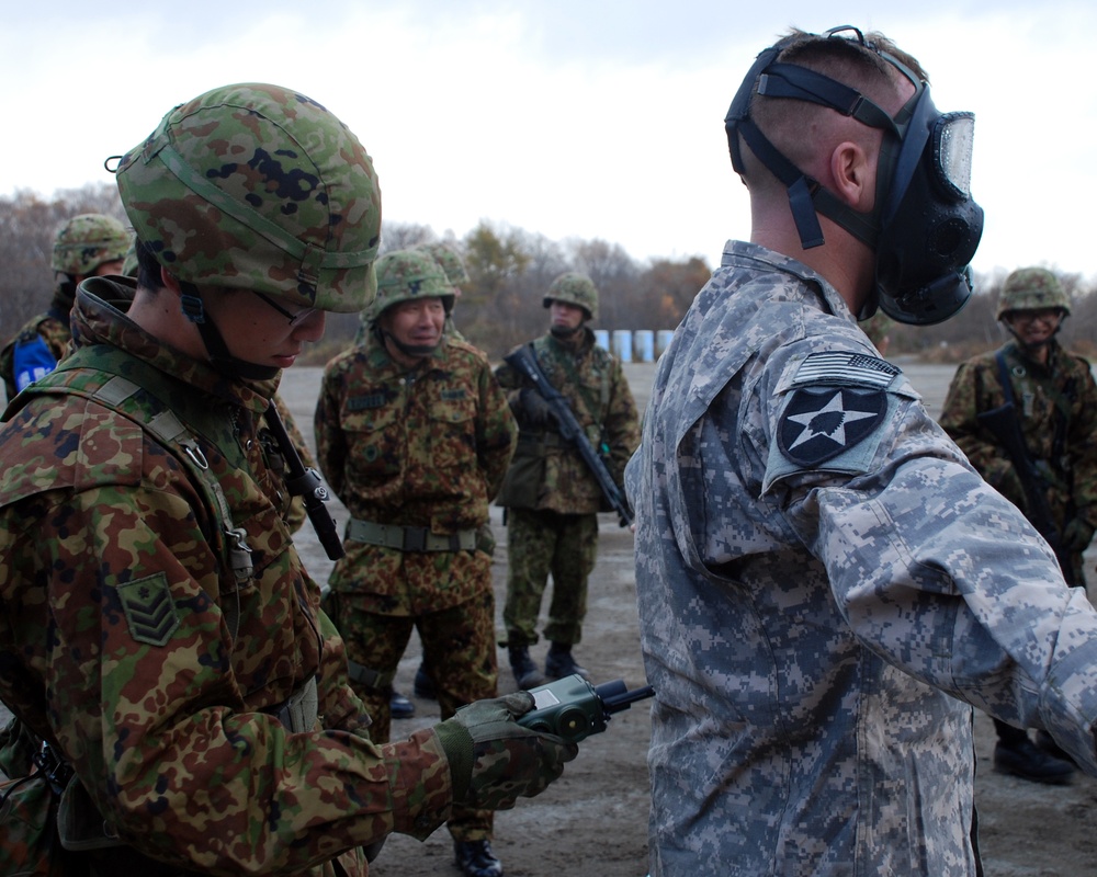 US Army and JGSDF exchange chemical decon techniques during Orient Shield 14