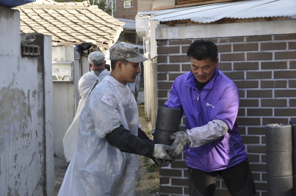 Area II soldiers warm Susaek-dong community