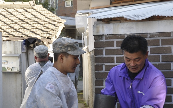 Area II soldiers warm Susaek-dong community