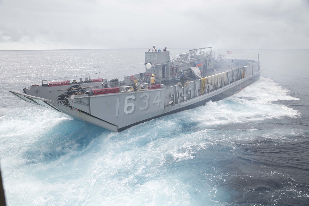 DVIDS Images LCUs support ship to shore movement during Blue