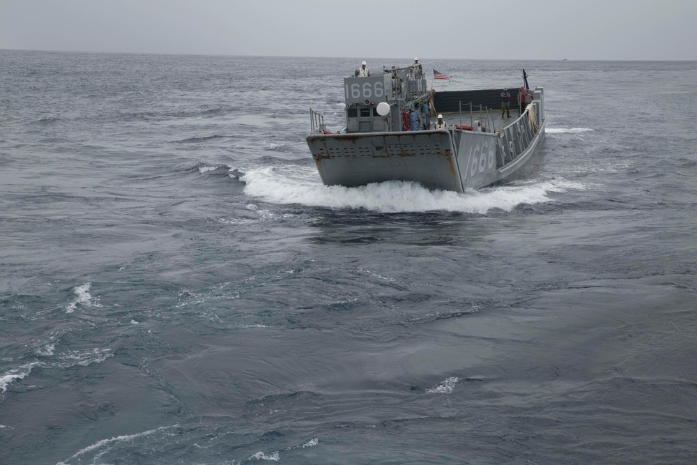DVIDS Images LCUs support ship to shore movement during Blue