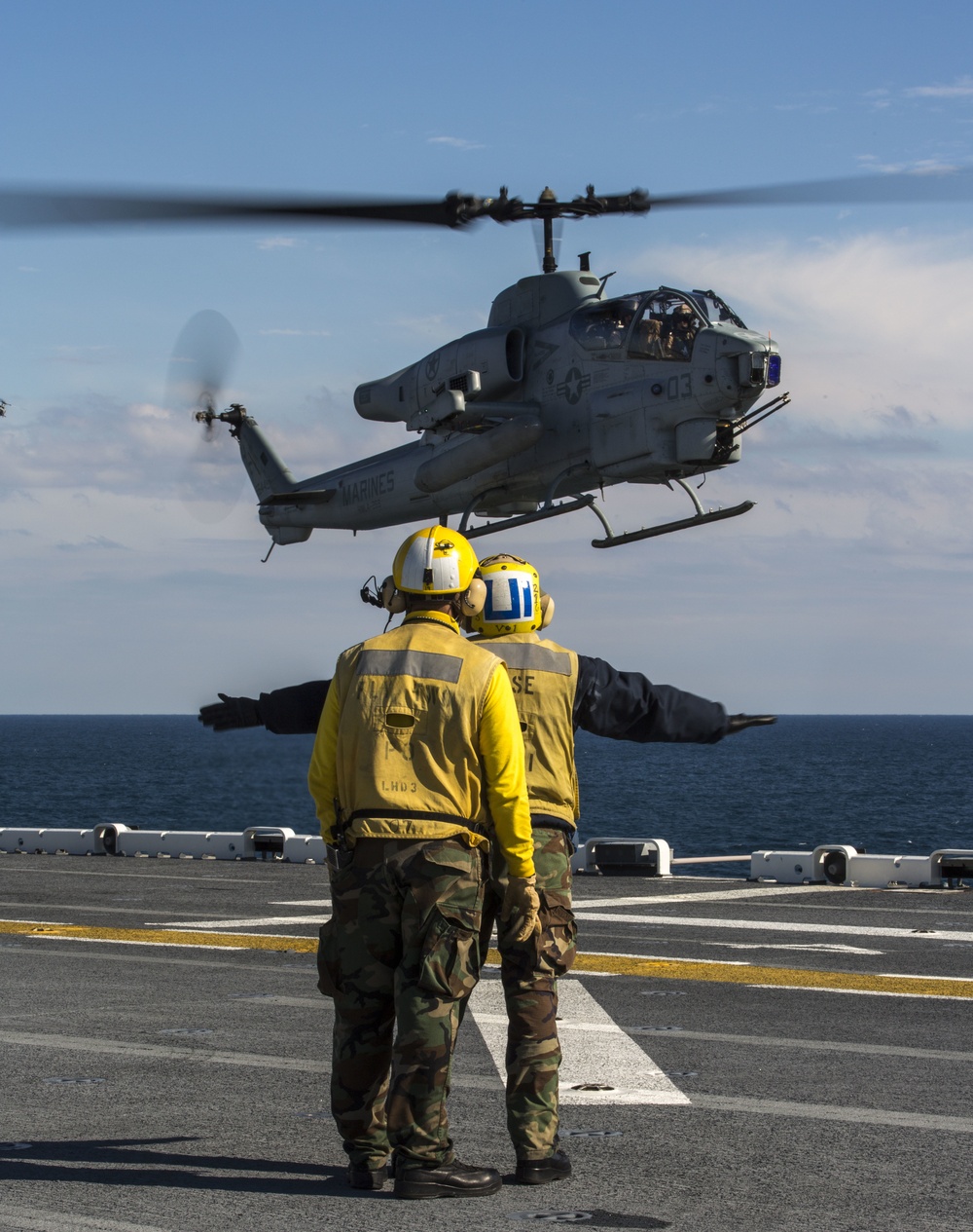 AH-1Z Super Cobra lands on USS Kearsarge during Bold Alligator 2014