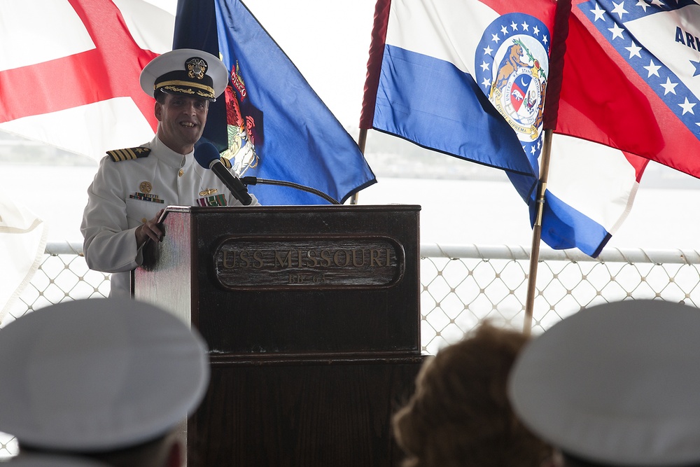 Pearl Harbor Sailors bid farewell to USS Port Royal Skipper