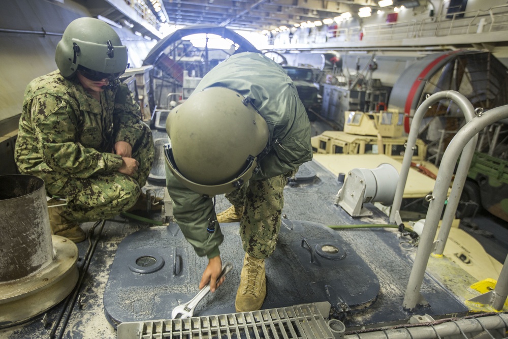 LCAC maintenance during Bold Alligator 2014