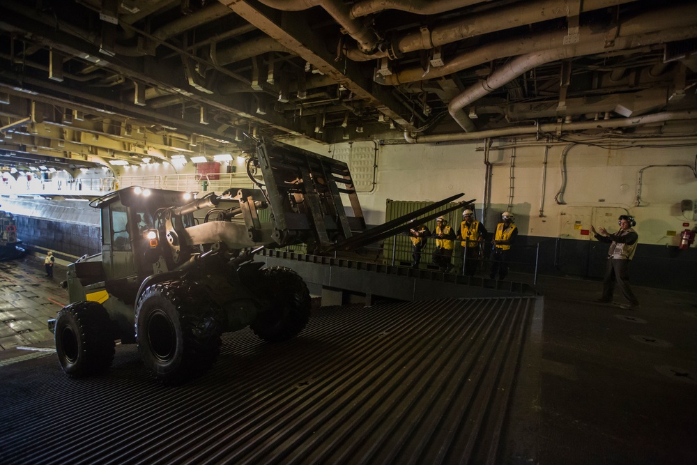 Loading equipment onto USS Kearsarge duirng exercise Bold Alligator 2014