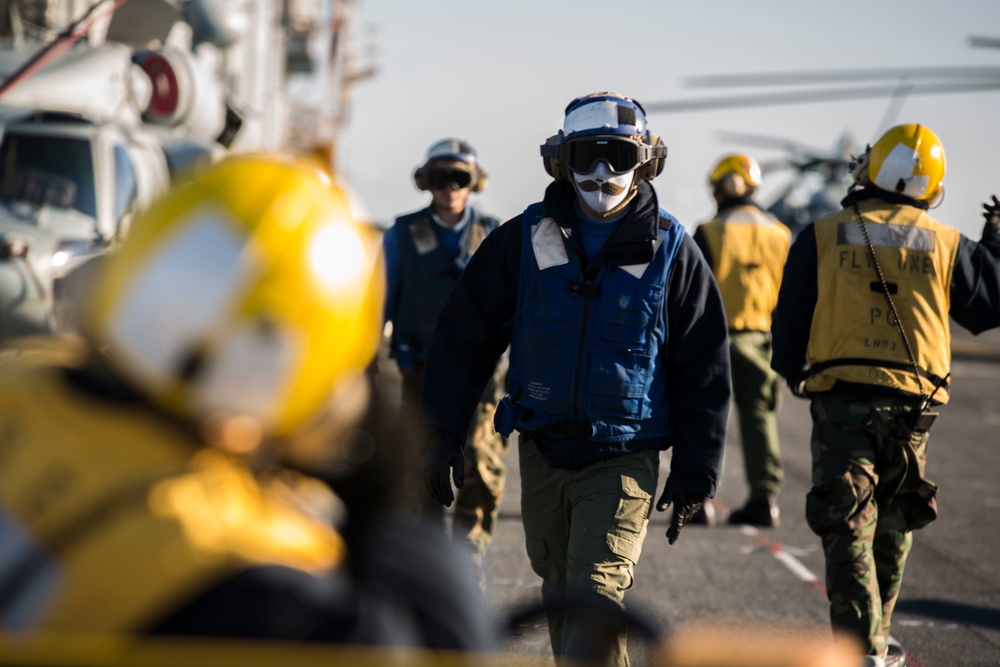 Sailors on USS Kearsarge flight deck during exercise Bold Alligator 2014