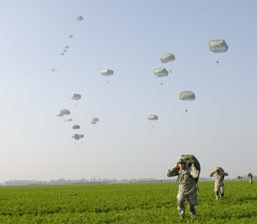 173rd Airborne Brigade, Italian Folgore paratroopers break in new drop zone
