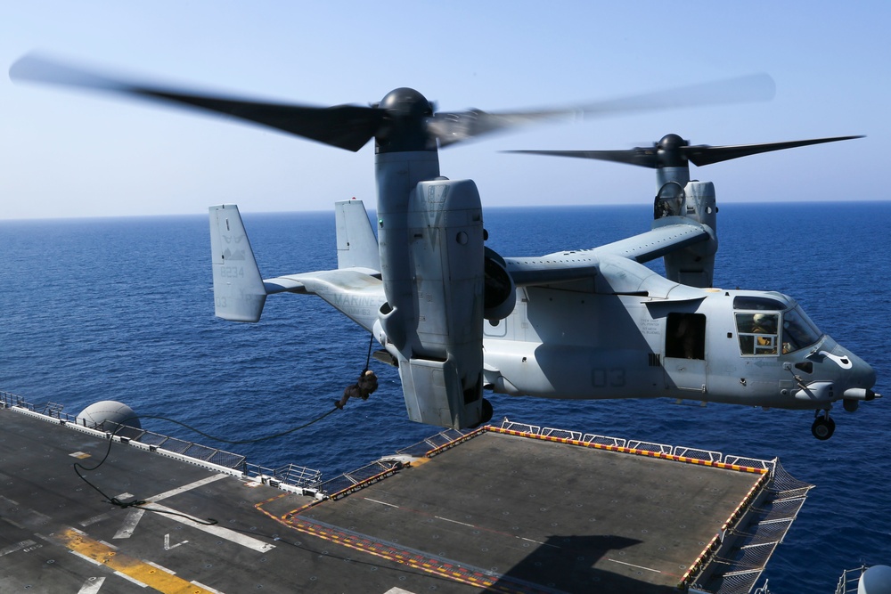 Fox Co., 11th MEU fast ropes aboard the USS Makin Island