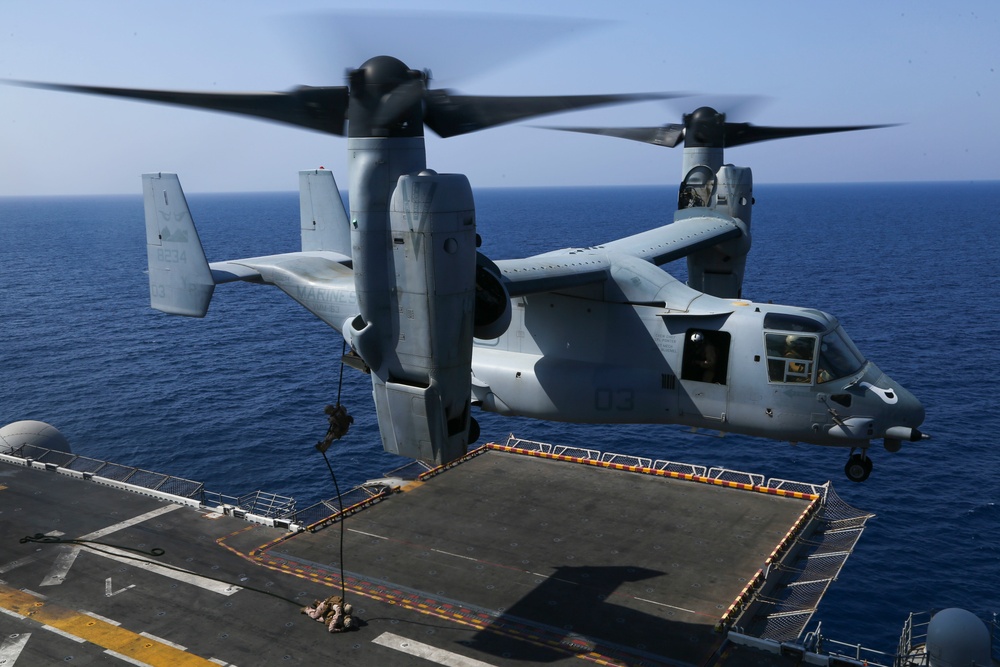 Fox Co., 11th MEU fast ropes aboard the USS Makin Island