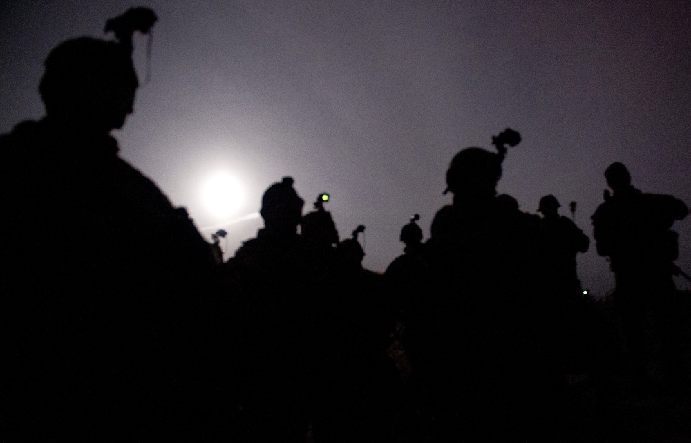 'Geronimo' paratroopers hone night live-fire skills