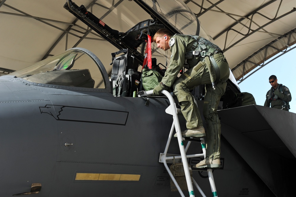 Strike Eagle pilot sharpens skills during Razor Talon