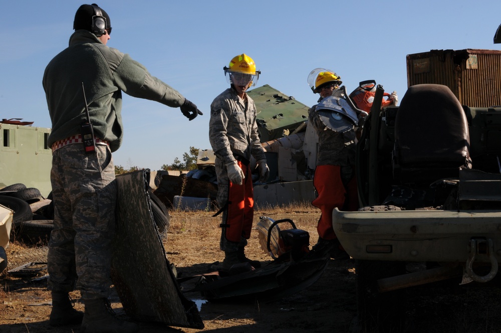 CDDAR team members train with rescue saws