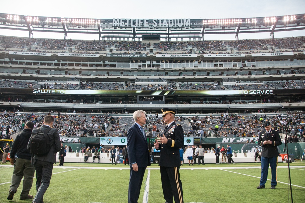 DVIDS Images New York Jets' Salute to Service Game [Image 10 of 15]