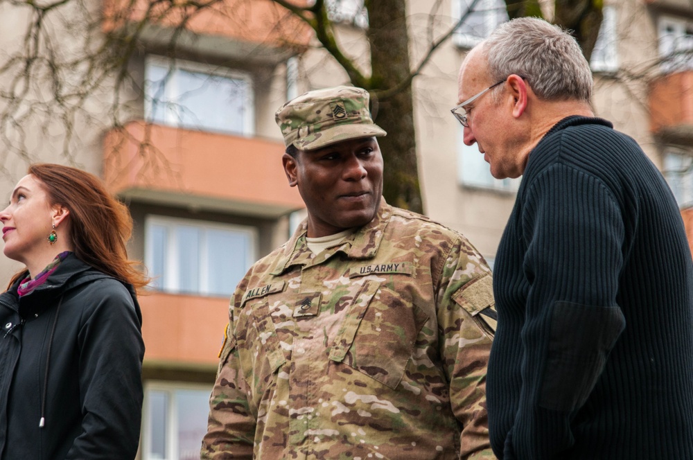Estonian and US Armies show and tell on Father's Day