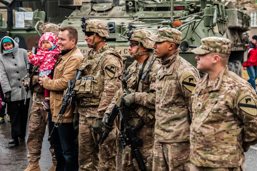Estonian and US Armies show and tell on Father's Day