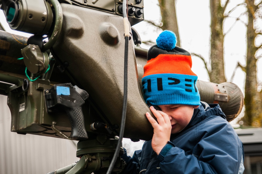 Estonian and US Armies show and tell on Father's Day