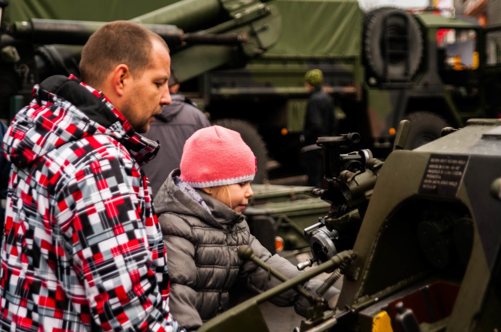 Estonian and US Armies show and tell on Father's Day