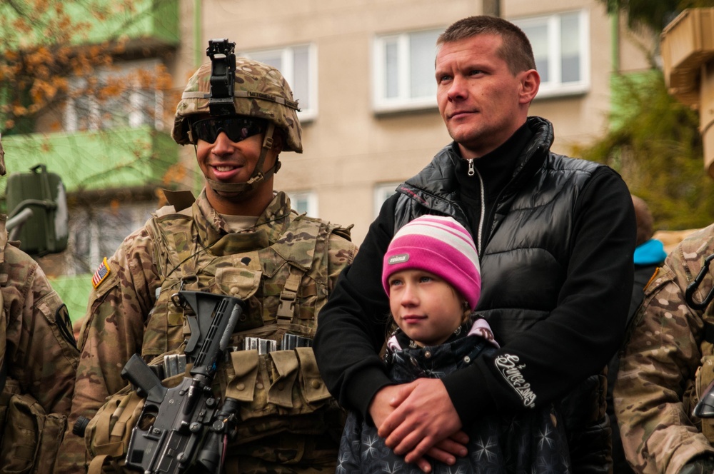 Estonian and US Armies show and tell on Father's Day