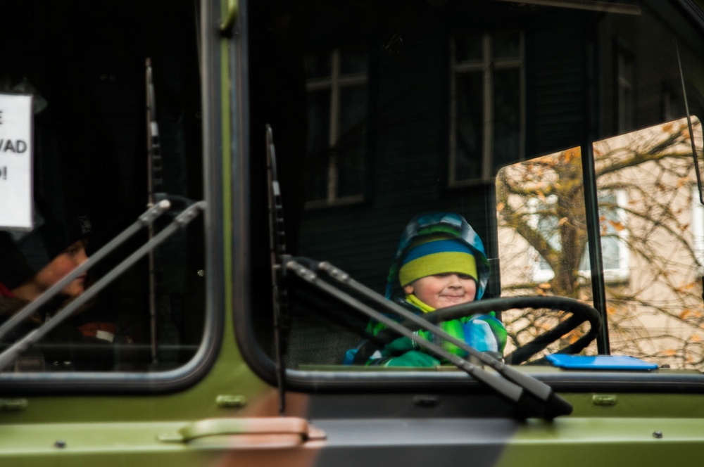 Estonian and US Armies show and tell on Father's Day